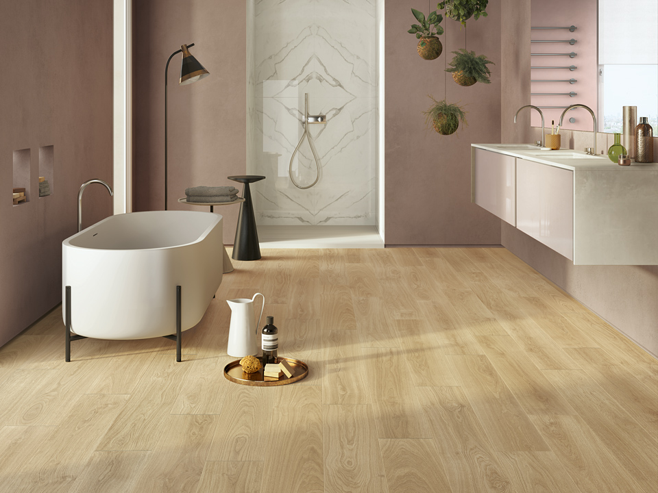 Wood-look stoneware floor for a small bathroom | Blustyle Greenwood collection